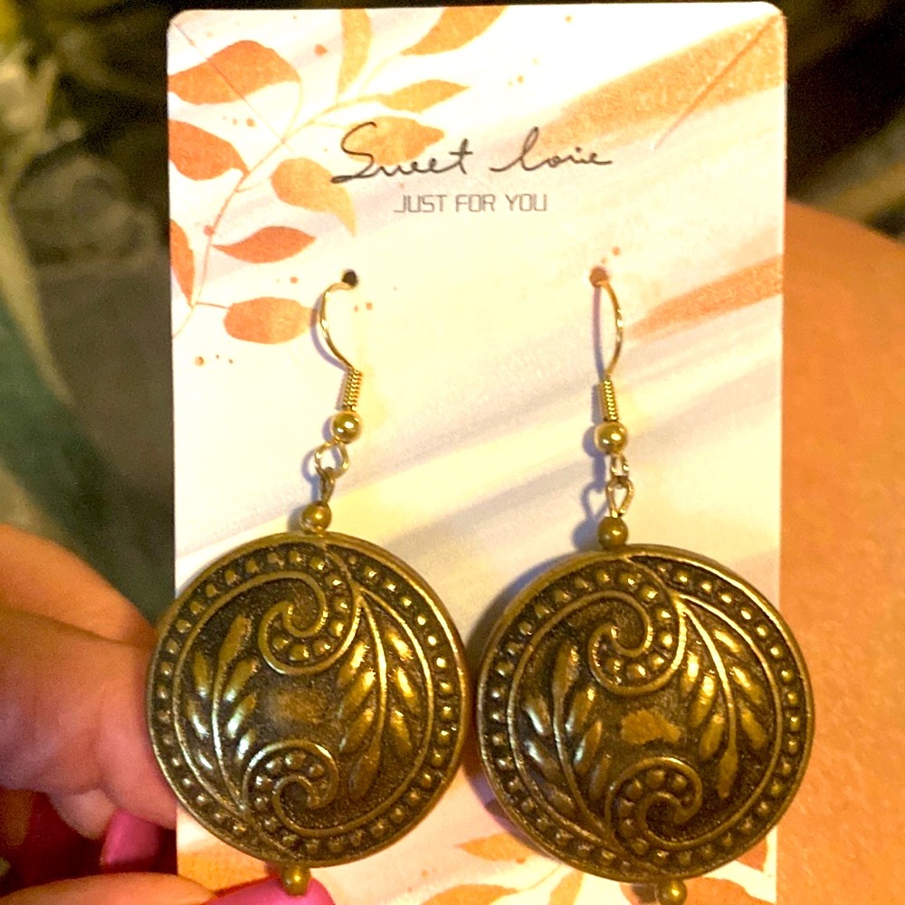 ❤️ Medallion design pierced earrings OS